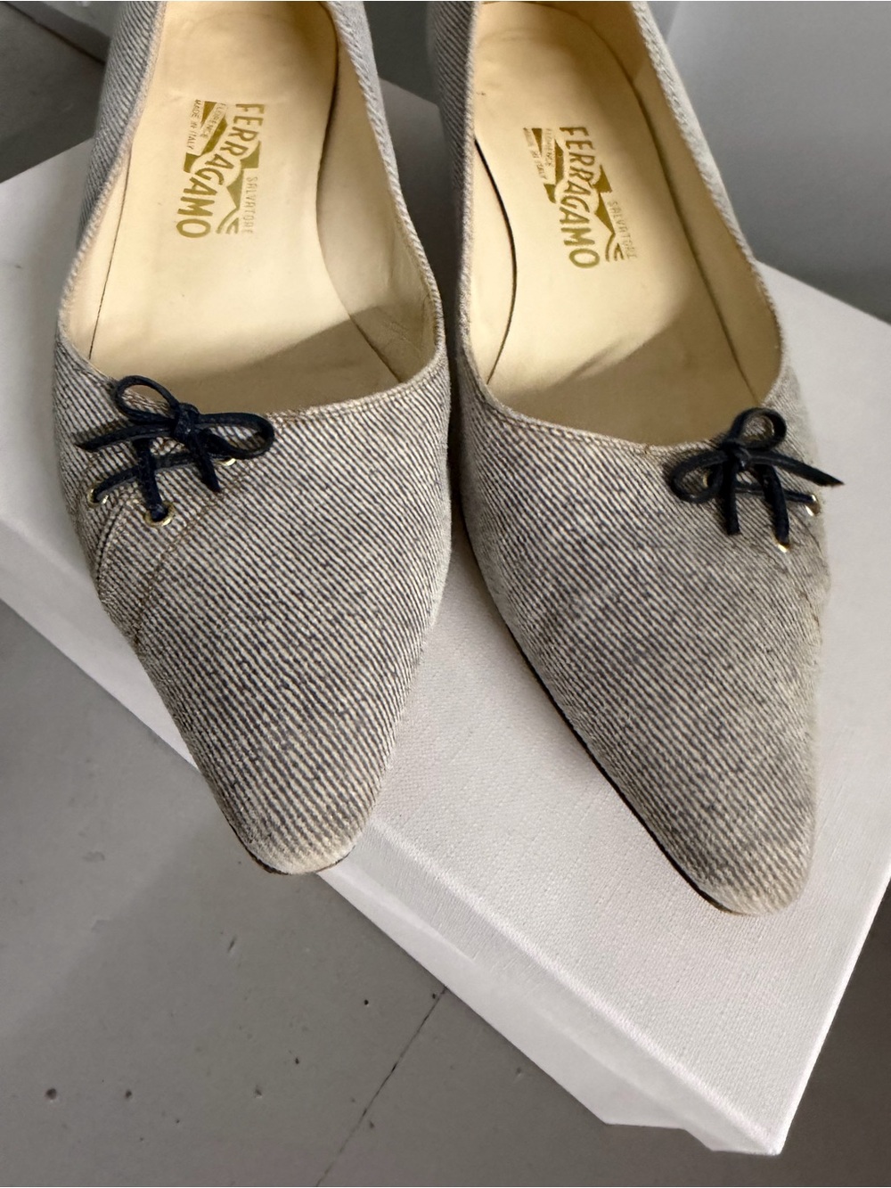Salvatore Ferragamo Grey & White Striped Fabric Bow Pointed Toe Flats Size 10 B - Picture 4 of 13